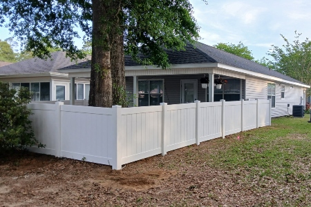 Choosing the Best Fence for Florida Weather (Wood vs Vinyl vs Aluminum)