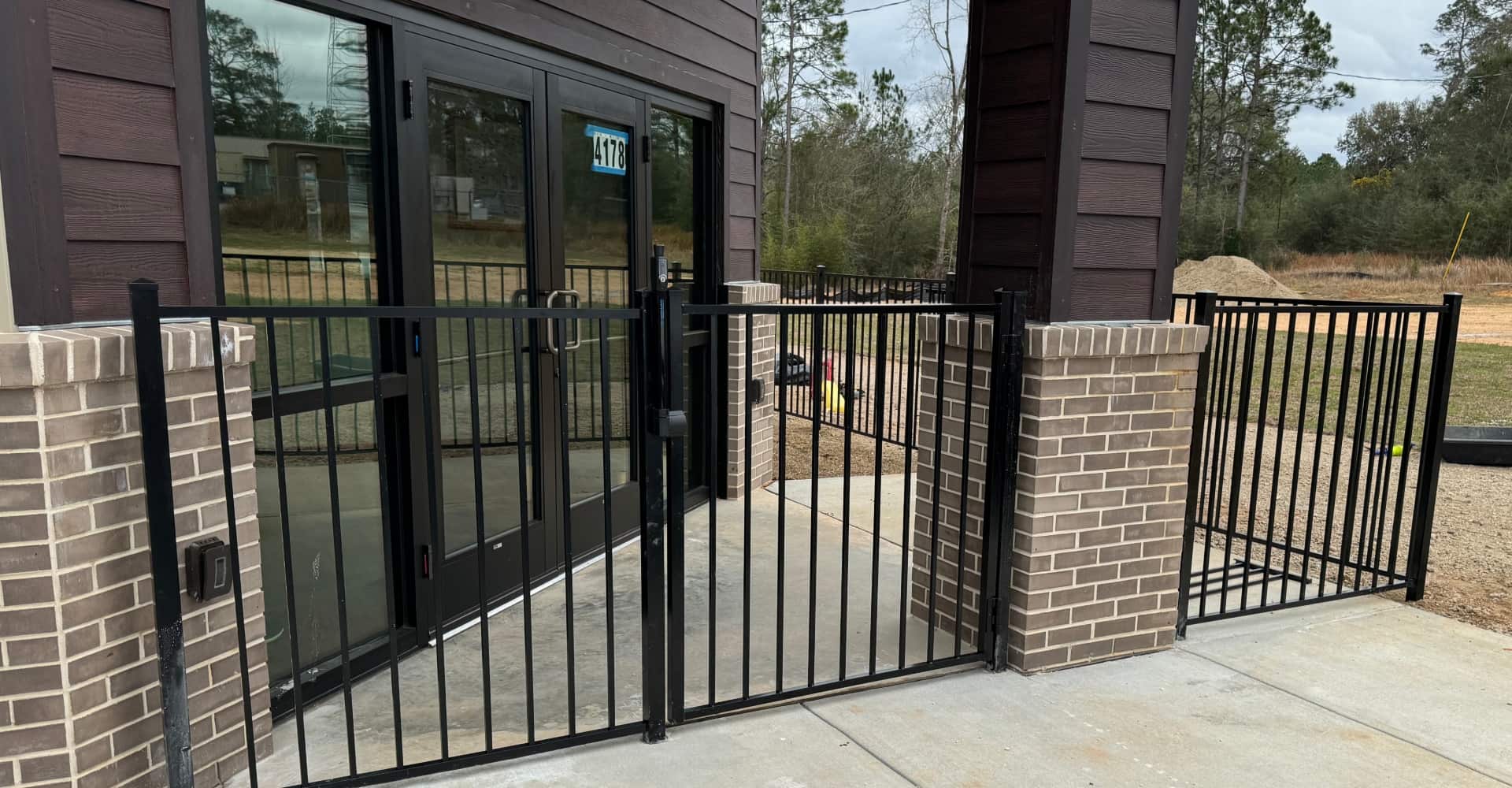 Aluminum railing banner